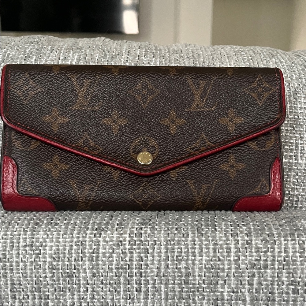 Louis Vuitton Sarah Retiro Monogram Wallet wit red Accents